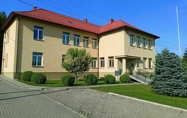 Budynek Zespołu Szk&oacute;ł w Dobrzechowie 