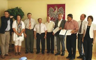 Przedstawiciele samorząd&oacute;w Strzyżowa i Namsos biorący udział w podpisaniu umowy